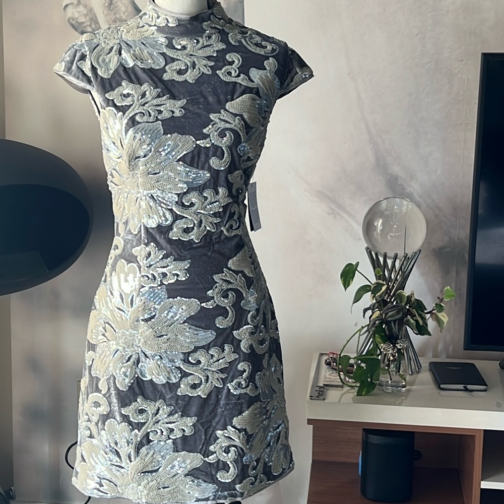 Beautiful, Christmasy dress really comfortable, size L
